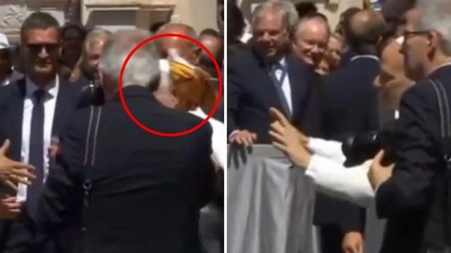 I fedeli lanciano una sciarpa della Roma in testa al Papa, poi rischiano di travolgerlo: Leone XIV li invita alla calma