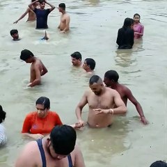 Ganga Ke Paak Pal – Jab Saree Hui Geeli 🌅” #GangaSnan #WetSareeMoments #SanskritiKeRang #HolyBath #BharatiyaRiti