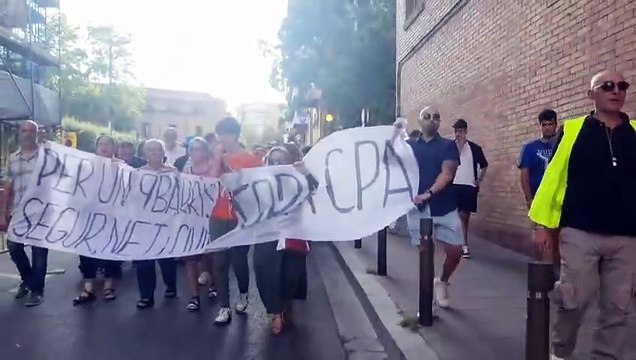 Cientos de vecinos protestan contra la inseguridad por un albergue de Nou Barris