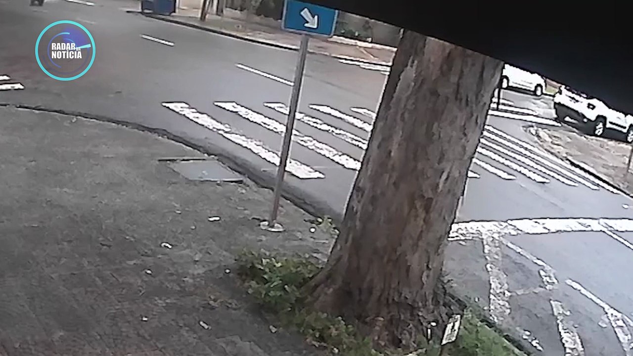 Motociclista fica em estado gravíssimo após colisão em cruzamento de Maringá