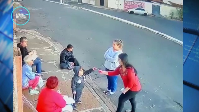 Motociclista perde controle ao empinar moto e quase atinge família