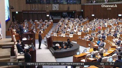 이 대통령, 野 의원들과 악수…무슨 대화 오갔나
