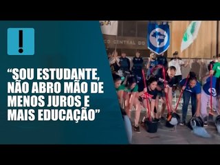 UNE protesta contra juros altos em frente ao Banco Central