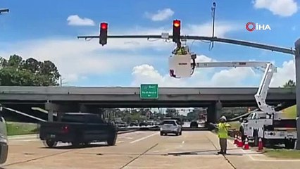 ABD'de inanılmaz kaza: Tır vinç sepetinde çalışan işçiye çarptı!