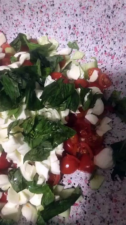 Pasta fredda con pomodorini, mozzarella e basilico