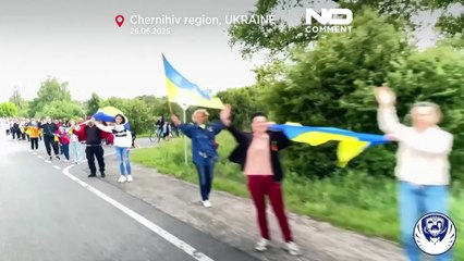 Emocjonalny powrót jeńców do domu po uwolnieniu przez Rosję