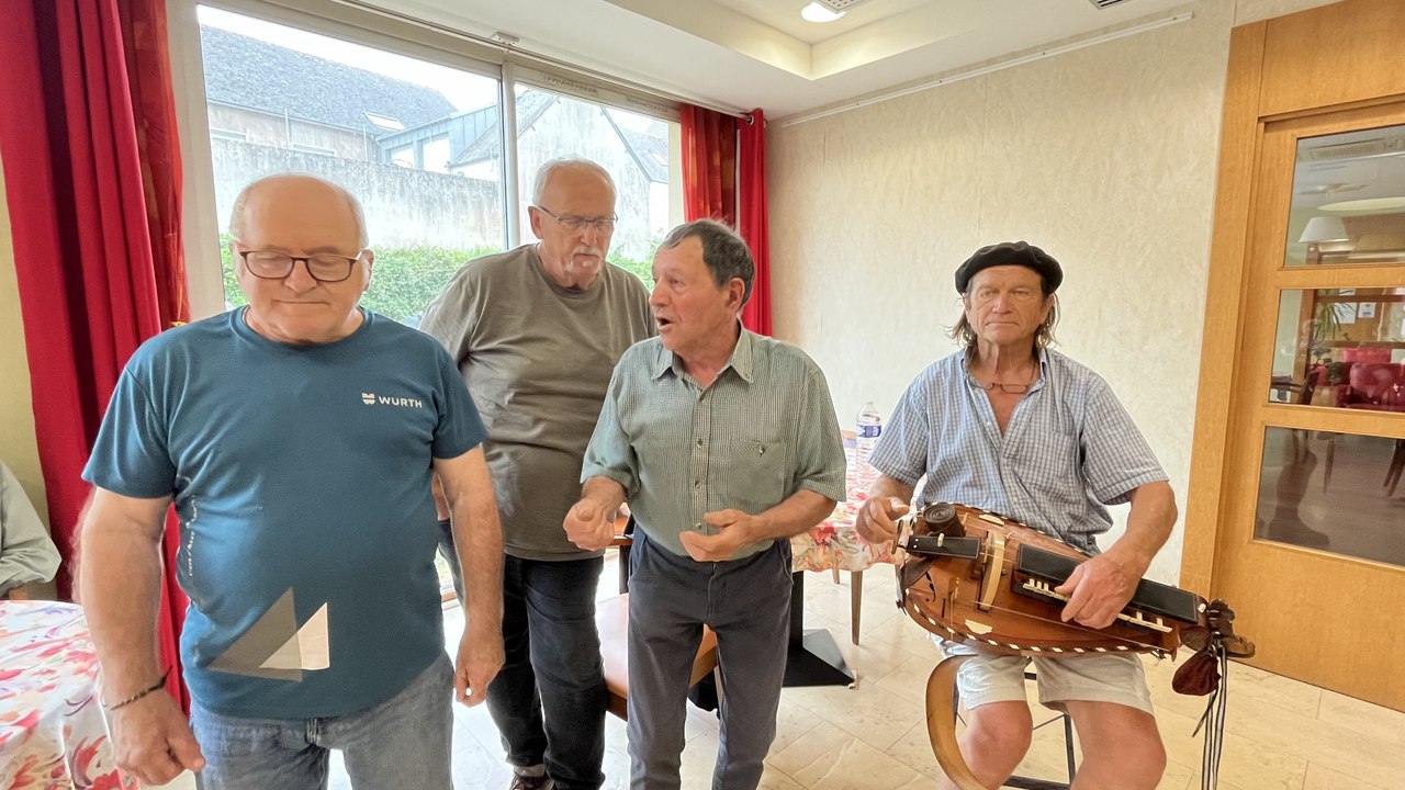 Bretagne : à la maison de retraite, ils chantent en gallo