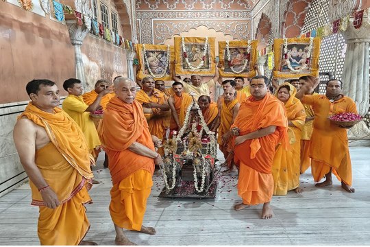 Rath yatra : भक्तों को दर्शन देने चांदी के रथ पर सवार हुए गौर गोविंद, परिक्रमा में गूंजा संकीर्तन