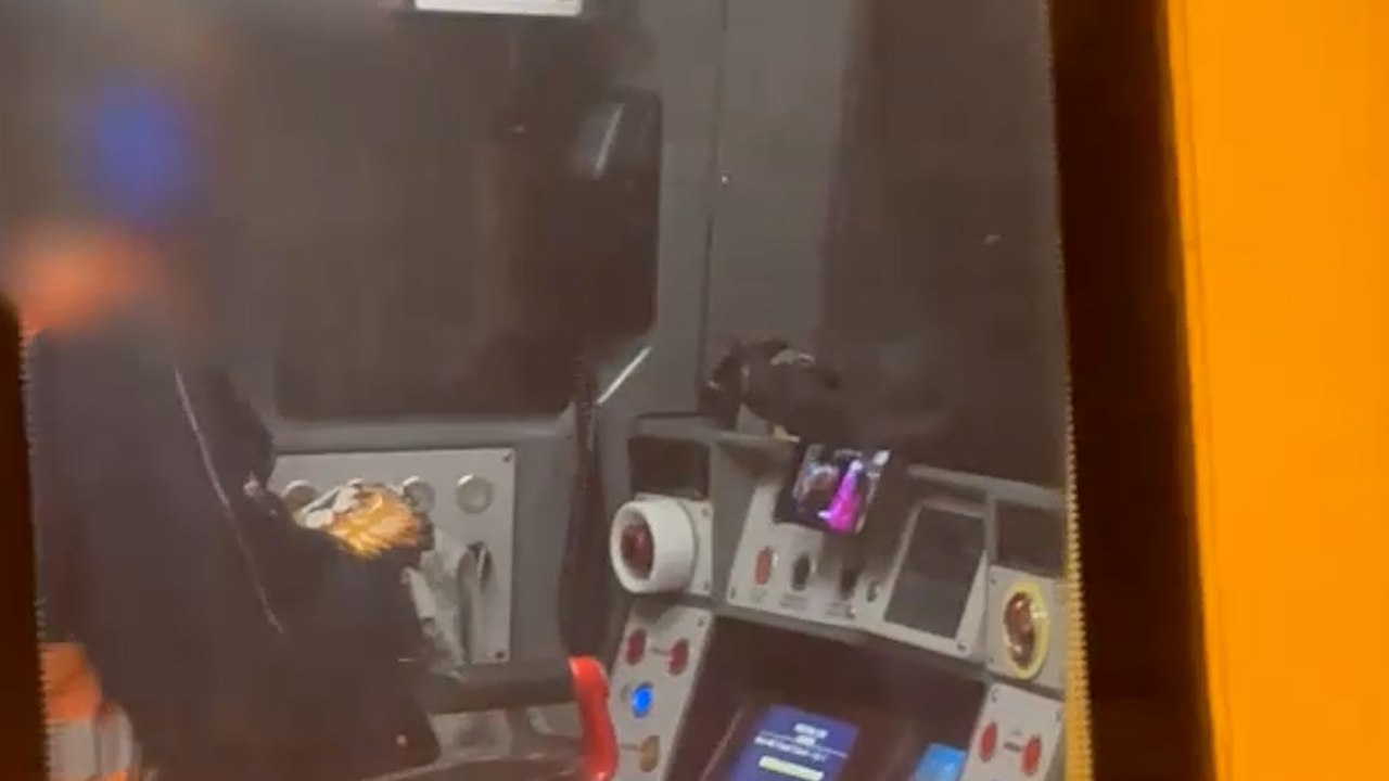 U-Bahn-Fahrer beim Stricken und Fernsehen während der Arbeit erwischt