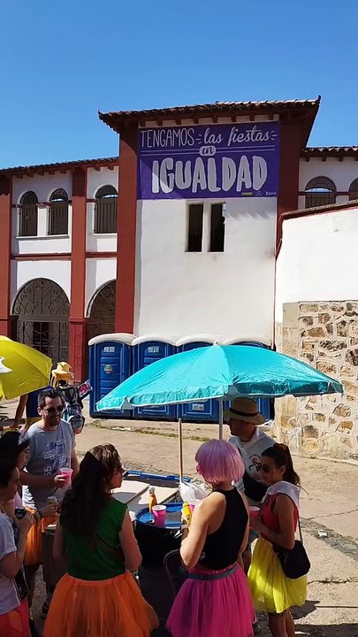 El ambiente fuera de la plaza Viernes