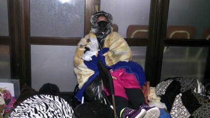 300 VO GENTE DUERME AFUERA HOSPITAL T- 50 SEGU