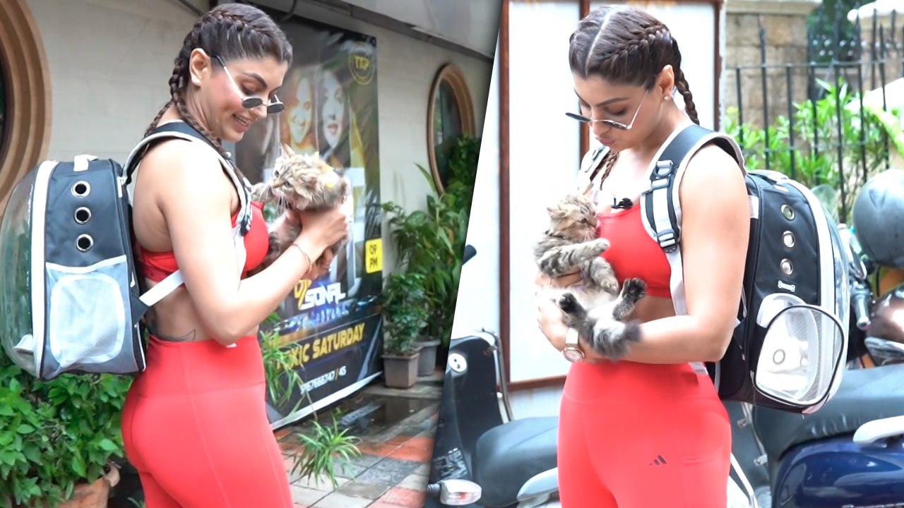 Akanksha Puri's Sizzling Gym Look Raises Heat! Gets Clicked With Her Cat 'Hazel'