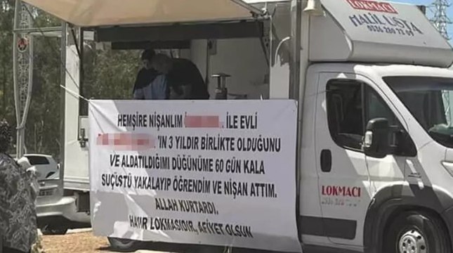 Nişanlısının gizli ilişkisinin olduğunu öğrenince, afiş yaptırıp lokma dağıttı