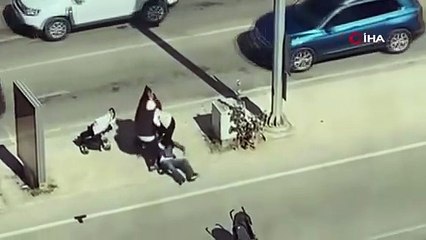 Kucaklarındaki bebekle dilenen üç kağıtçılar arasında mıntıka kavgası