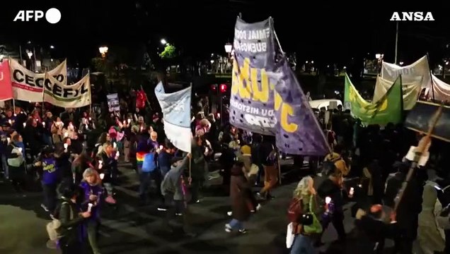 Professori e studenti argentini in piazza contro i tagli all'istruzione di Milei