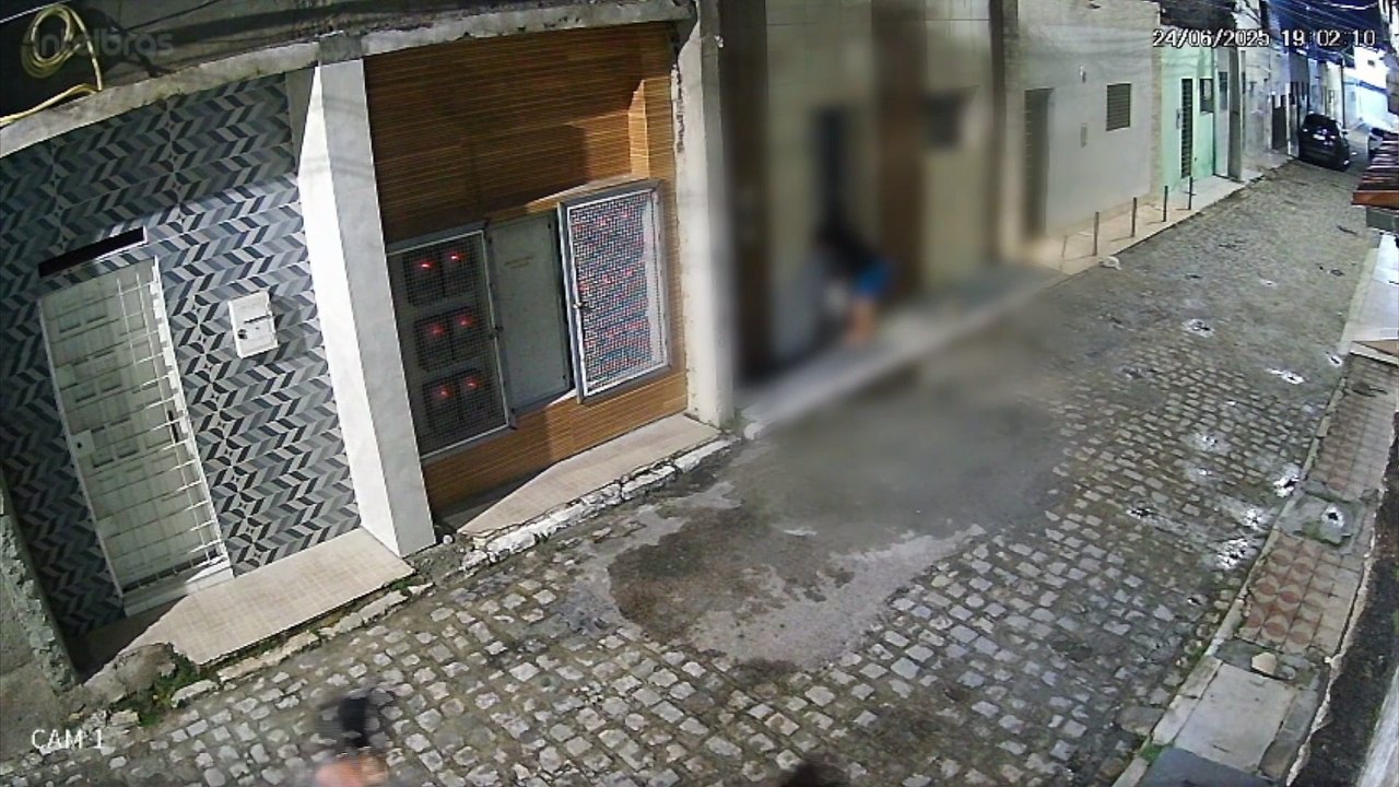 Flagrado em câmera: Assalto a idosa em Caruaru...