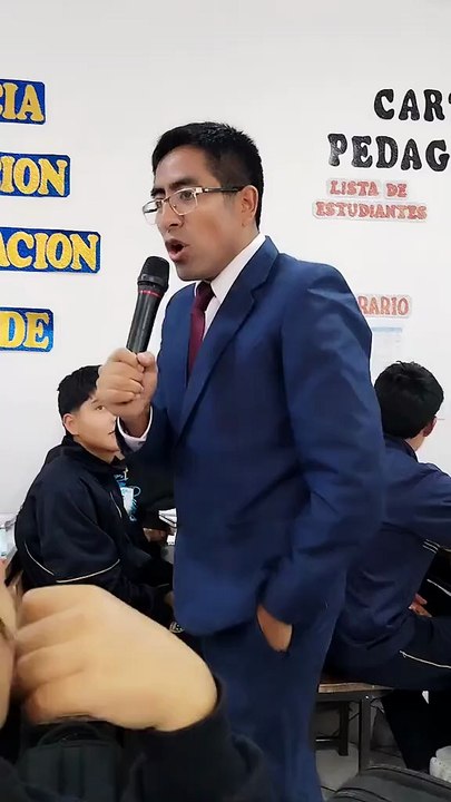 ¿Quién dijo que la historia no se canta? “Profe Histórico” innova cantando y haciendo virales sus clases