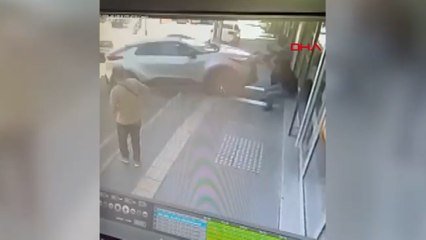 Kaldırıma çıkan cip, bankanın güvenlik görevlisine çaptı