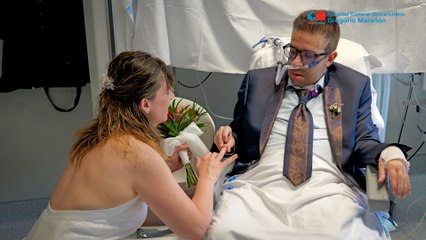 El amor por delante del cáncer: una pareja se da el 'sí quiero' en la UCI del Gregorio Marañón