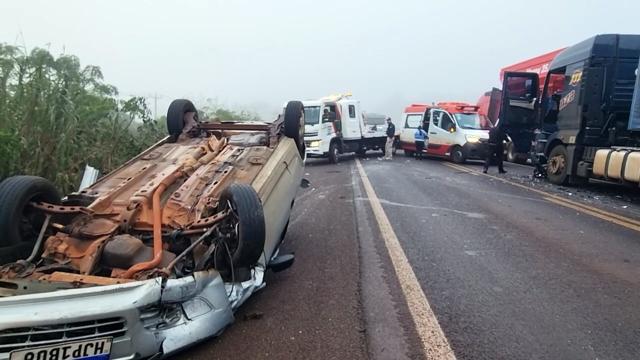 Capotamento mobiliza equipes policiais e de socorro na BR-369, em Cascavel