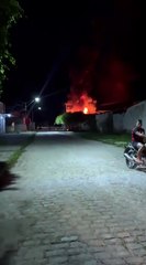 Incêndio de grandes proporções destrói borracharia em Penedo