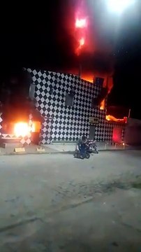 Incêndio de grandes proporções destrói borracharia em Penedo