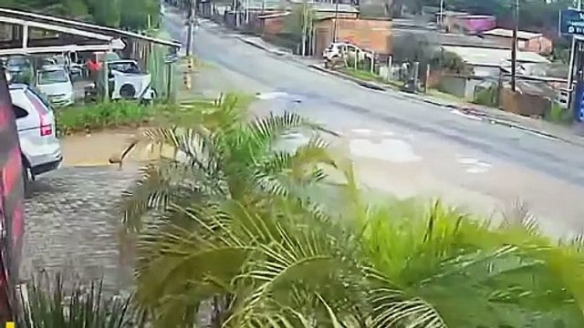 Imágenes fuertes: Hombre en silla de ruedas es arrastrado por un camión