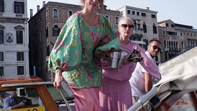 Venezia, il regalo di Bezos e Lauren Sánchez: gelati e acqua a cronisti e paparazzi accaldati