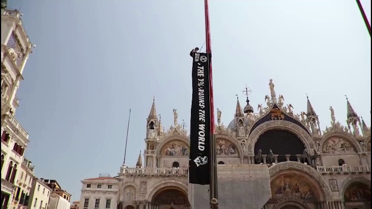 Nozze Bezos, l'attivista sul pilone di piazza San Marco: "Sono stanco delle ingiustizie del mondo"