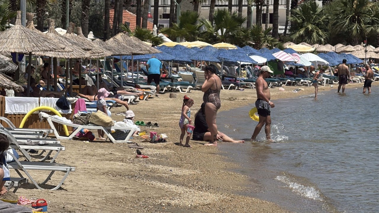 Bodrum kavruluyor: Sahiller doldu havuzlara buz döktüler