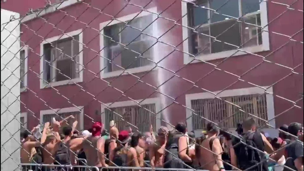 Vasco Rossi all'Olimpico: fan dall'alba in coda, c'è chi ha dormito in tenda. Getti d'acqua sulla folla che intona «Grazie Roma»