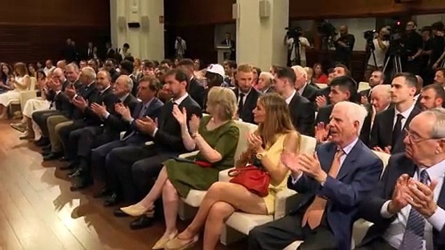 Almeida recibe al Real Madrid tras proclamarse campeón de la Liga ACB de Baloncesto