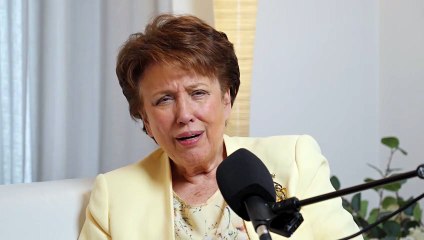 Roselyne Bachelot explique comment "les rôles étaient répartis dans (sa) famille".