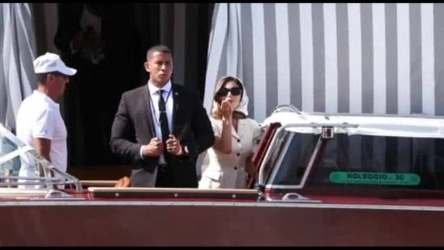 Venezia, la futura signora Bezos esce dall'hotel e saluta i fotografi