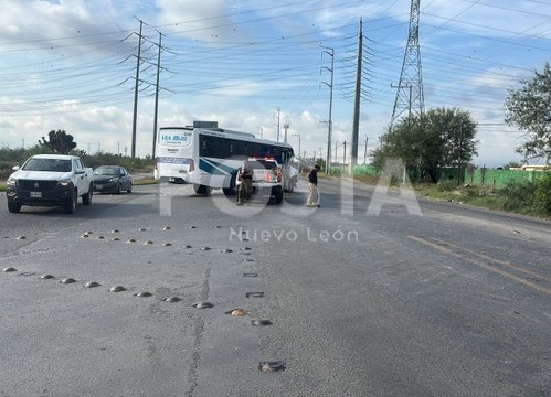Volcadura de camión de transporte público en El Carmen deja varios heridos