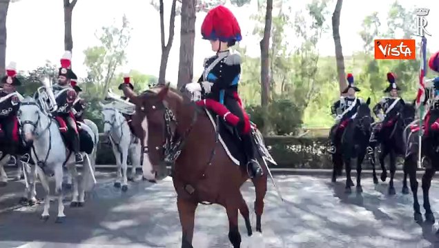 Mattarella accolto dal cane Briciola alla Scuola Ufficiali Carabinieri