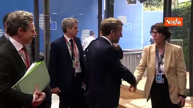 Macron con i capelli spettinati arriva a Bruxelles per il Consiglio Europeo