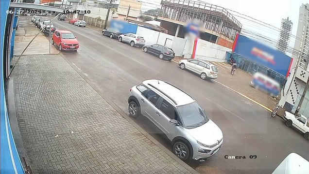 Câmera flagra violenta colisão que deixou motociclista com fratura exposta no Centro de Cascavel