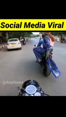 Girl ki Sadi bike Me Fasi #girl #bike #sadi