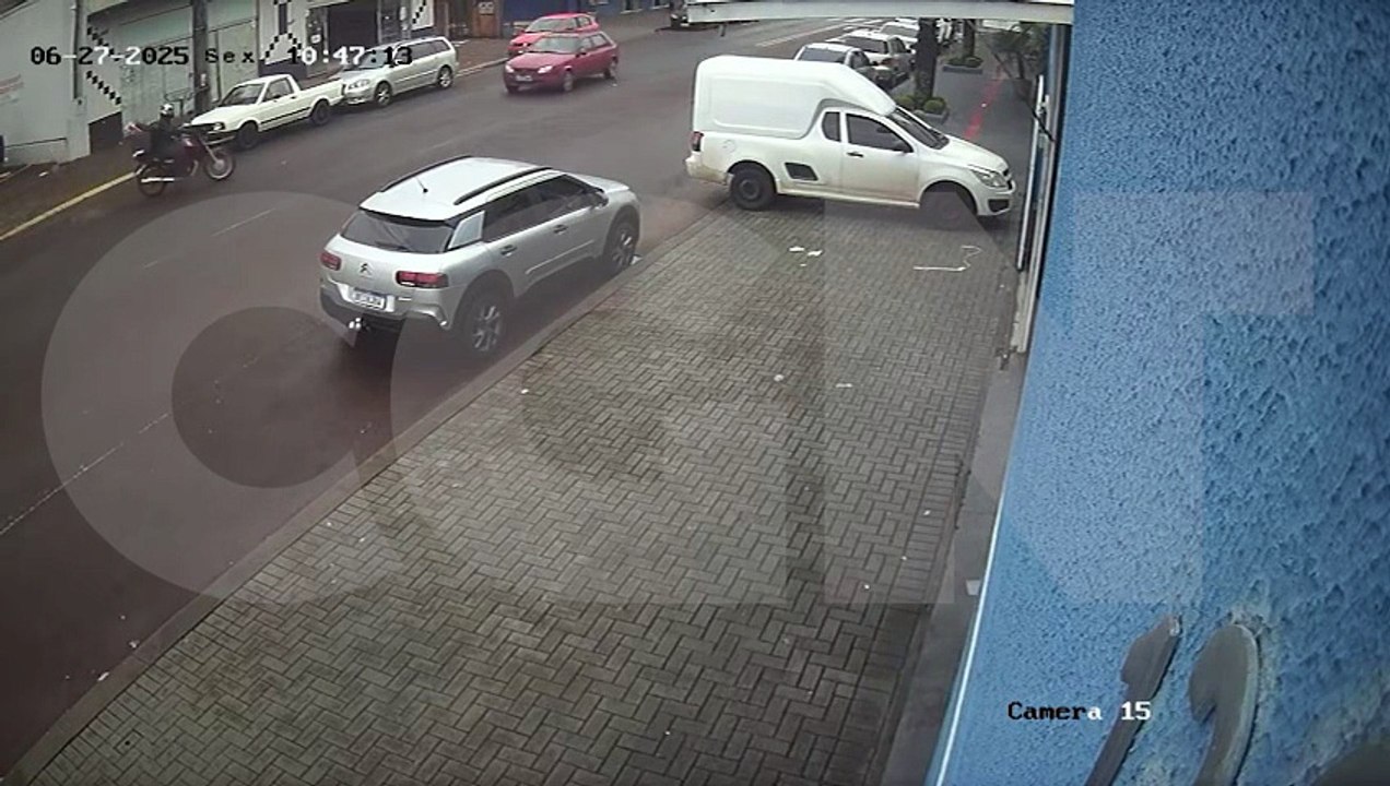 Por outro ângulo: Câmera flagra violenta colisão que deixou motociclista com fratura exposta em Cascavel