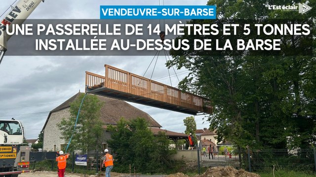 Une passerelle de 14 mètres et 5 tonnes installée au-dessus de la rivière La Barse ce vendredi
