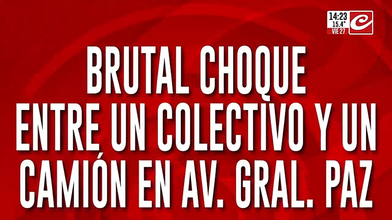 Brutal choque entre un colectivo y un camión en la General Paz