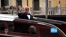 Jeff Bezos esce dall’hotel per raggiungere l’isola del matrimonio