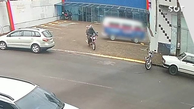 Motociclista fica ferido após colisão com carro no Centro de Cascavel
