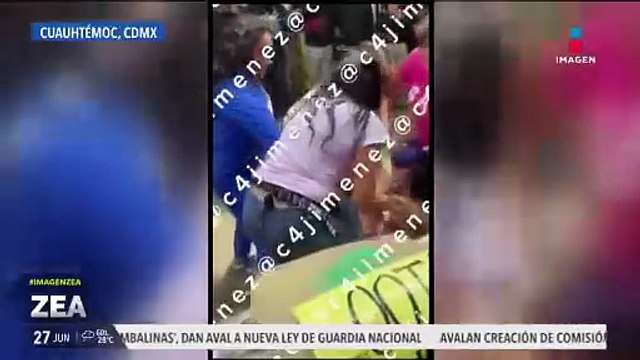 Comerciantes de Tepito propinan golpiza a presuntas farderas