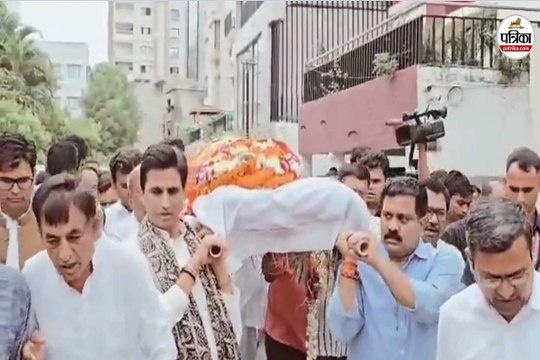 हास्य कवि सुरेंद्र दुबे को कुमार विश्वास और डिप्टी सीएम विजय शर्मा ने दिया कांधा