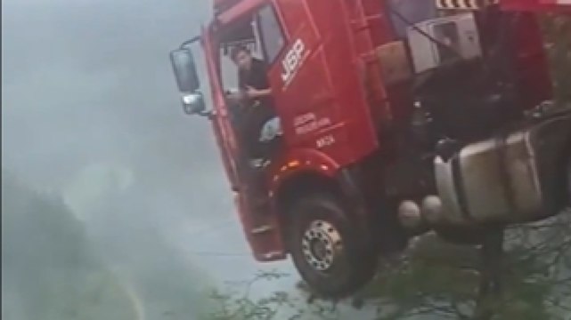 VIDEO Crolla ponte e camionista resta sospeso nel vuoto: le immagini da brividi