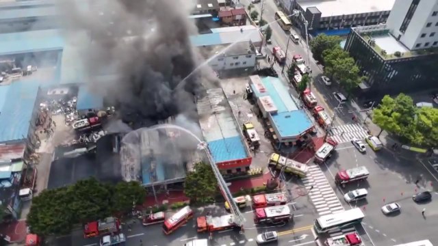 진주 고물상 발화 추정 화재...4시간 만에 진화 / YTN