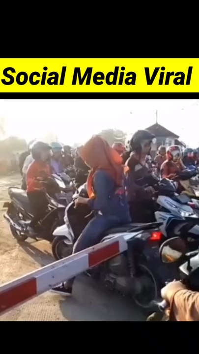 Girl Rail Cross Fhatak Social Media Viral video #girl #railcrossing #viralvideo