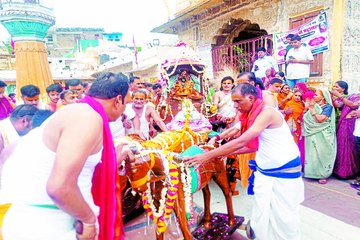 Video : जयकारों के बीच भगवान को रथ में बैठाकर कराया भ्रमण